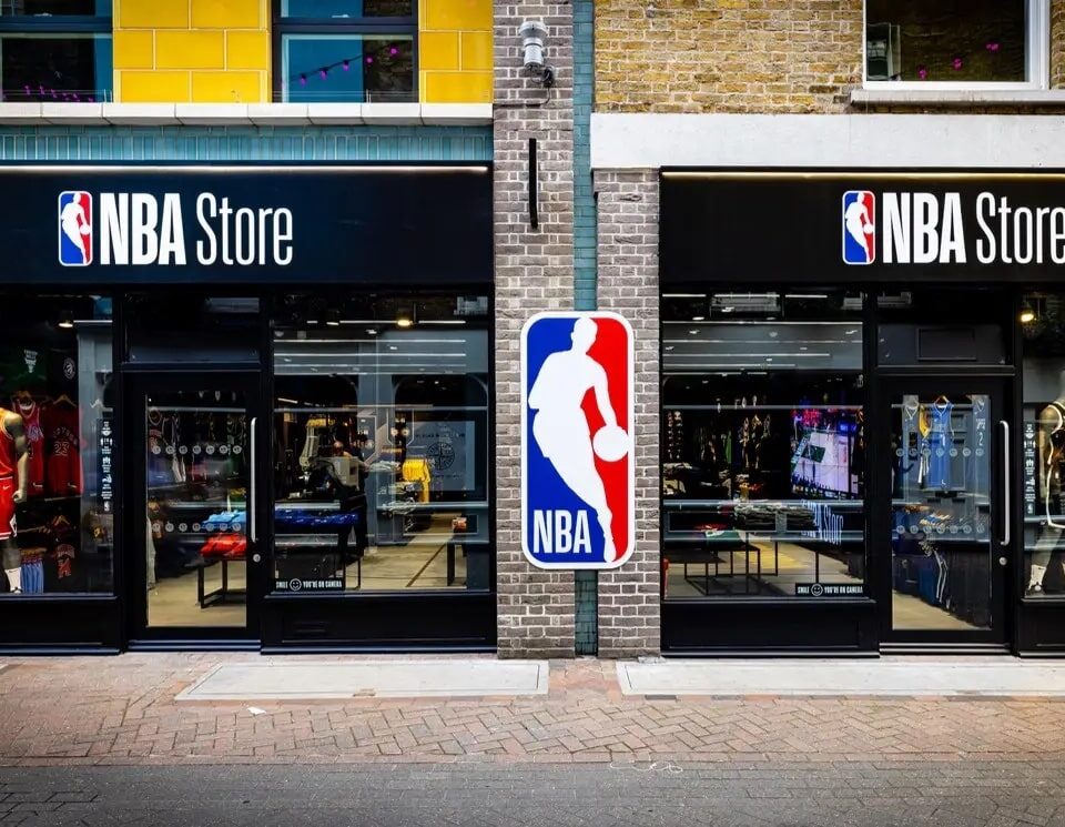 Το πρώτο επίσημο κατάστημα NBA στην Αγγλία