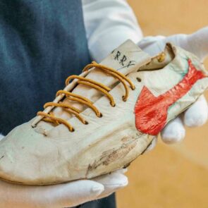Η πώληση ενός σπάνιου ζευγαριού παπουτσιών Nike θα φτάσει αξία 1 εκατομμύριο δολάρια    