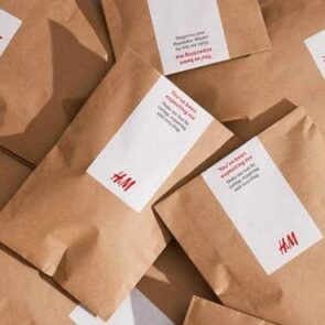 Η H&#038;M αρχίζει να χρησιμοποιεί χάρτινες συσκευασίες για τις online παραγγελίες