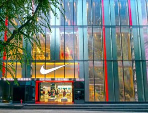 Η Nike επενδύει στα φυσικά καταστήματα με το Nike Rise 