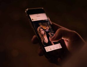 Νέα τεχνολογία της Apple θα προειδοποιεί τους γονείς και τα παιδιά για φωτογραφίες σεξουαλικού περιεχομένου