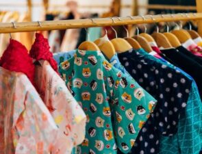Τι ακριβώς συμβαίνει με τα second-hand ρούχα που καταλήγουν στην Αφρική;