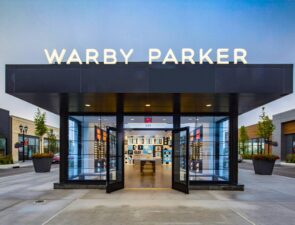 Η επέκταση των  Warby Parker και Allbirds από το διαδίκτυο στα φυσικά καταστήματα