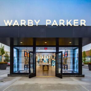 Το ψηφιακά εγγενές brand Warby Parker ανακαλύπτει τη δύναμη των φυσικών καταστημάτων 