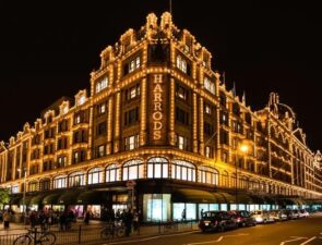 Tο Harrods αποκτά μπουτίκ με sneakers