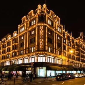 Tο Harrods αποκτά μπουτίκ με sneakers