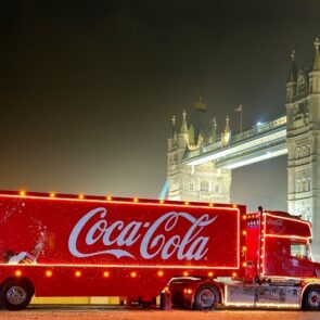 To χριστουγεννιάτικο φορτηγό της Coca-Cola ταξιδεύει ξανά μετά την παύση της πανδημίας