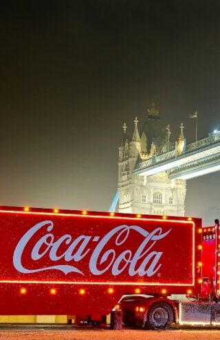 To χριστουγεννιάτικο φορτηγό της Coca-Cola ταξιδεύει ξανά μετά την παύση της πανδημίας