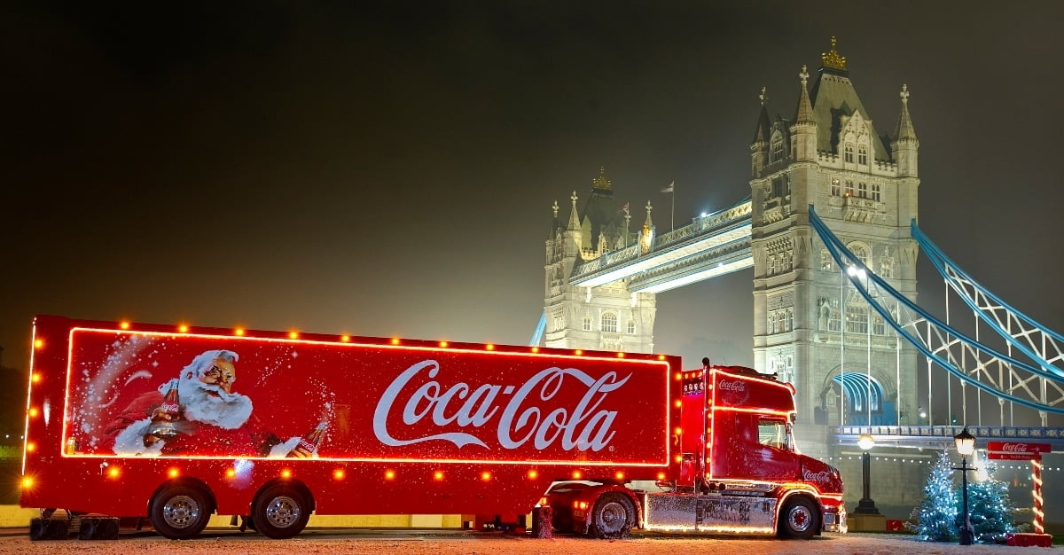 To χριστουγεννιάτικο φορτηγό της Coca-Cola ταξιδεύει ξανά μετά την παύση της πανδημίας