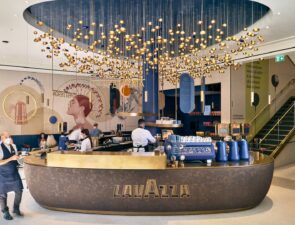Η Lavazza επενδύει στα φυσικά καταστήματα