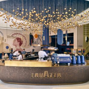 Η Lavazza επενδύει στα φυσικά καταστήματα