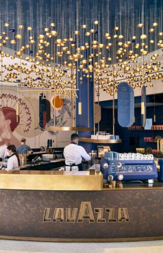 Η Lavazza επενδύει στα φυσικά καταστήματα
