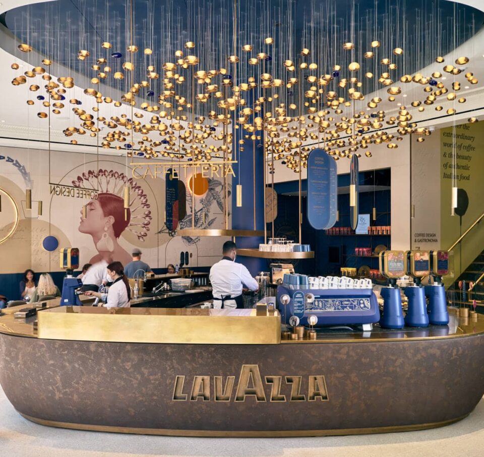 Η Lavazza επενδύει στα φυσικά καταστήματα