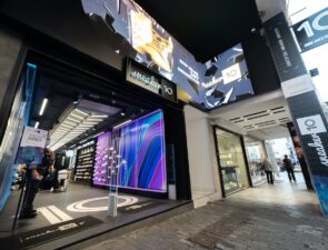 Βιωματική εμπειρία από το μέλλον στο νέο flagship κατάστημα Sneaker10  στη καρδιά της Αθήνας 