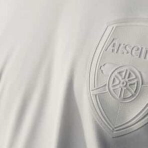 Η Adidas βγάζει το κόκκινο από τις εμφανίσεις της  Άρσεναλ