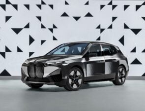 Το νέο iX Flow της BMW αλλάζει χρώμα ανάλογα με τη συνθήκη