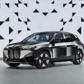 Το νέο iX Flow της BMW αλλάζει χρώμα ανάλογα με τη συνθήκη