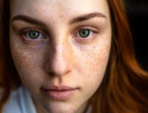 Πώς η Gen Z αναδιαμορφώνει τη βιομηχανία της ομορφιάς