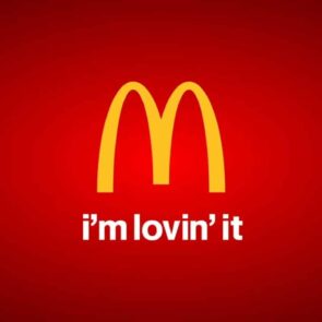 Η McDonald&#8217;s επαναπροσεγγίζει νοσταλγικά το ενήλικο κοινό της