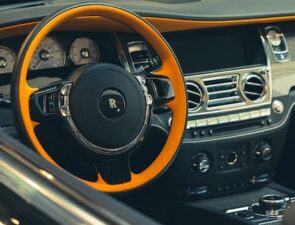 H Rolls Royce σπάει ρεκόρ πωλήσεων – και οι αγοραστές της είναι κυρίως νέοι