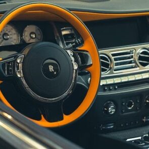 H Rolls Royce σπάει ρεκόρ πωλήσεων – και οι αγοραστές της είναι κυρίως νέοι