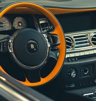 H Rolls Royce σπάει ρεκόρ πωλήσεων – και οι αγοραστές της είναι κυρίως νέοι