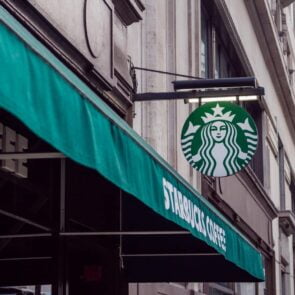 Tα Starbucks κλείνουν καταστήματα στις ΗΠΑ για λόγους ασφαλείας