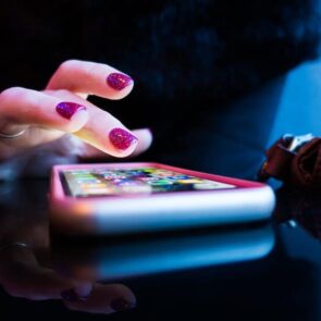 Τα ακριβά smartphones των Eλλήνων και ο νέος Κινέζος παίκτης στην αγορά