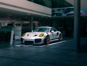 Πώς η VW θέλει να χρησιμοποιήσει την Porsche για να χτυπήσει την Tesla
