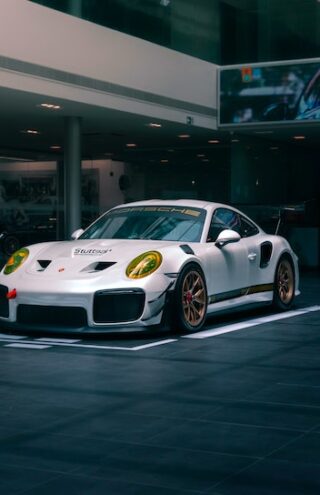 Πώς η VW θέλει να χρησιμοποιήσει την Porsche για να χτυπήσει την Tesla