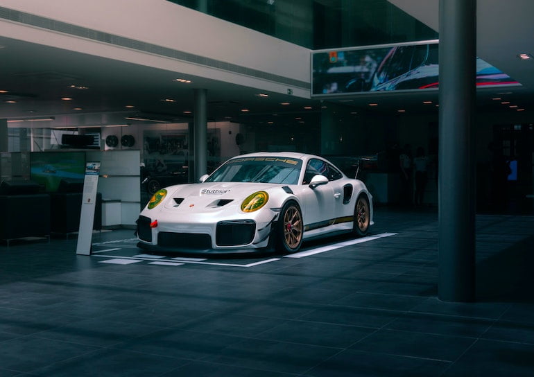Πώς η VW θέλει να χρησιμοποιήσει την Porsche για να χτυπήσει την Tesla