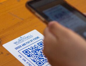 Γιατί οι πελάτες των εστιατορίων γυρνούν την πλάτη στα QR code menus