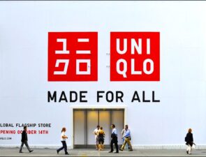 Γιατί η Uniqlo συνεχίζει να λειτουργεί στη Ρωσία