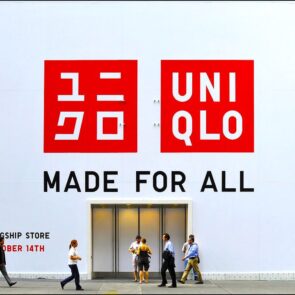 Γιατί η Uniqlo συνεχίζει να λειτουργεί στη Ρωσία