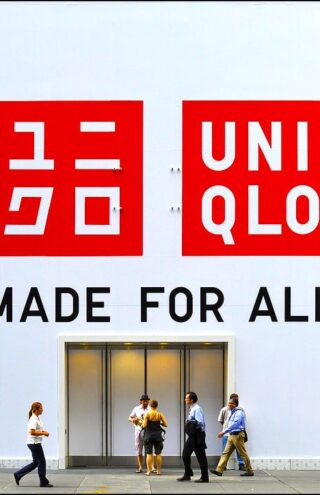 Γιατί η Uniqlo συνεχίζει να λειτουργεί στη Ρωσία