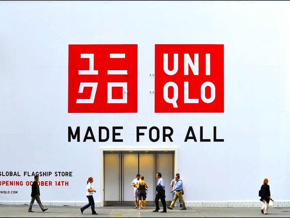 Γιατί η Uniqlo συνεχίζει να λειτουργεί στη Ρωσία