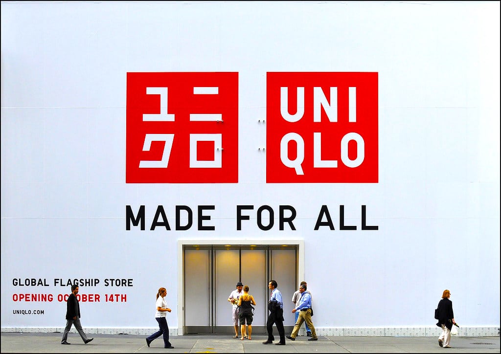 Γιατί η Uniqlo συνεχίζει να λειτουργεί στη Ρωσία