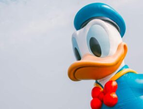 Η Disney γίνεται 100 χρονών και αλλάζει την τιμολογιακή της πολιτική