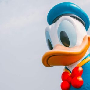 Η Disney γίνεται 100 χρονών και αλλάζει την τιμολογιακή της πολιτική