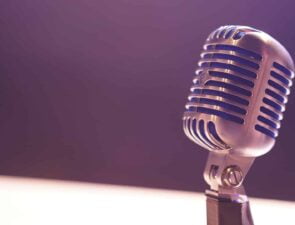 Tα podcasts εμπνέουν τηλεοπτικές σειρές και εξελίσσονται