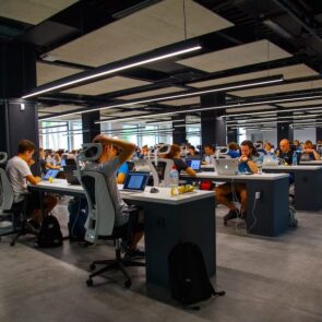 Γιατί κάποιοι εργαζόμενοι κάνουν αίτηση για τη θέση εργασίας που ήδη κατέχουν;