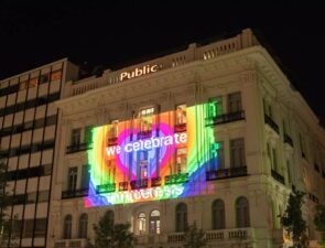 Στα Public γιορτάζουμε τη μοναδικότητα!