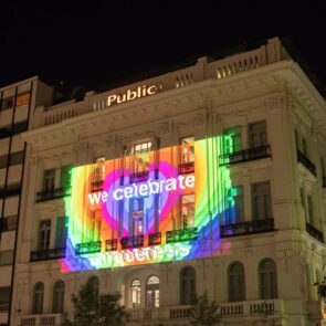 Στα Public γιορτάζουμε τη μοναδικότητα!
