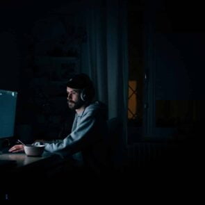 Έρευνα | Oι εργαζόμενοι εξ αποστάσεως δουλεύουν περισσότερο και το βράδυ