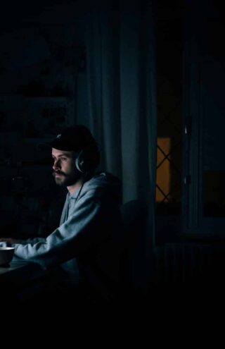 Έρευνα | Oι εργαζόμενοι εξ αποστάσεως δουλεύουν περισσότερο και το βράδυ
