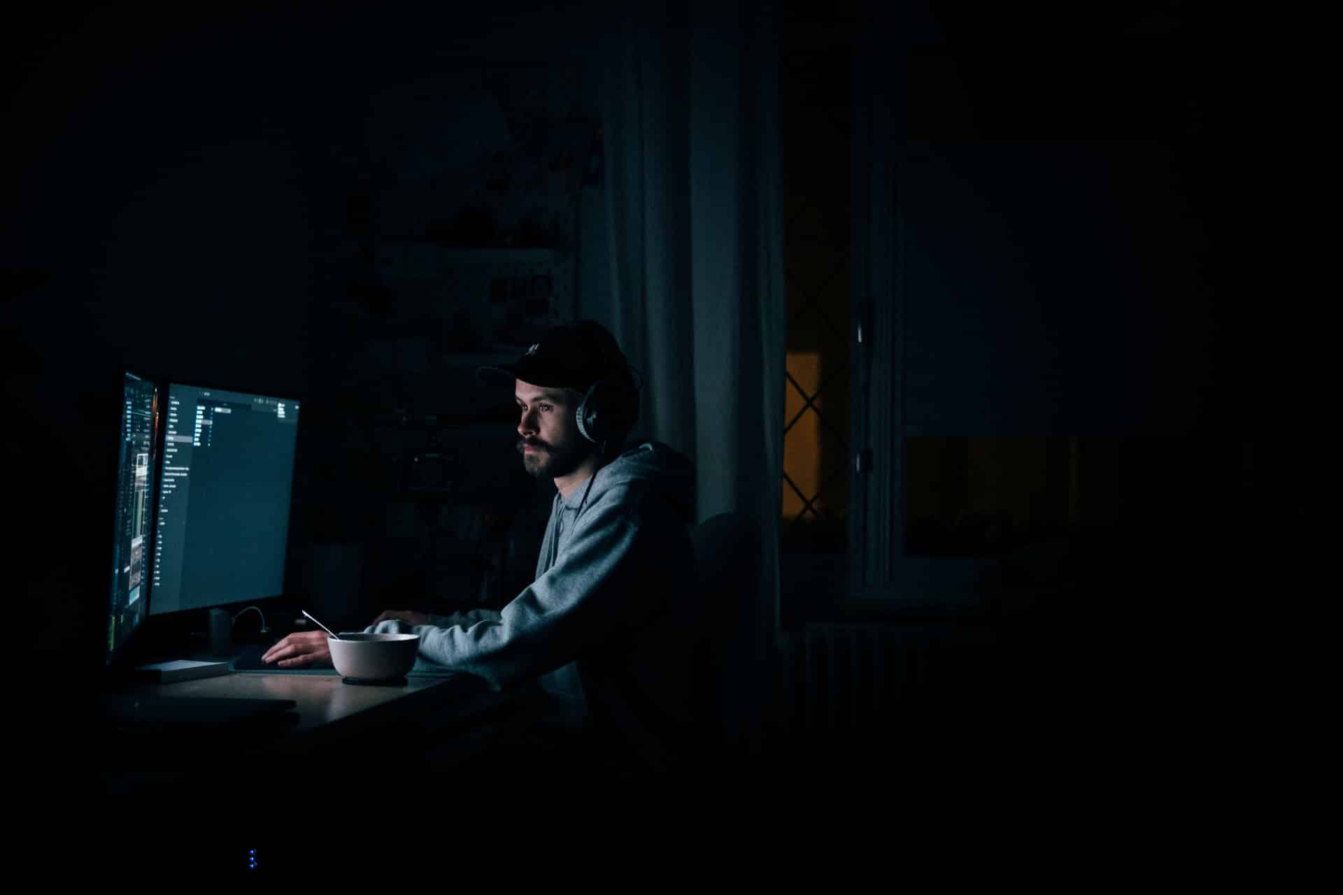 Έρευνα | Oι εργαζόμενοι εξ αποστάσεως δουλεύουν περισσότερο και το βράδυ