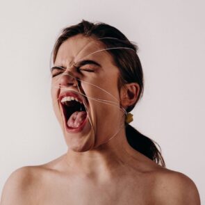 Γιατί το “gaslighting” είναι η λέξη της χρονιάς