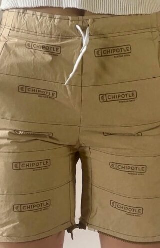 Γιατί το cargo παντελόνι από χαρτοπετσέτες της Chipotle είναι μια ευφυής κίνηση marketing