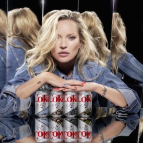 Πώς η συνεργασία της Diet Coke και Kate Moss ενισχύει την πιστότητα του κοινού της