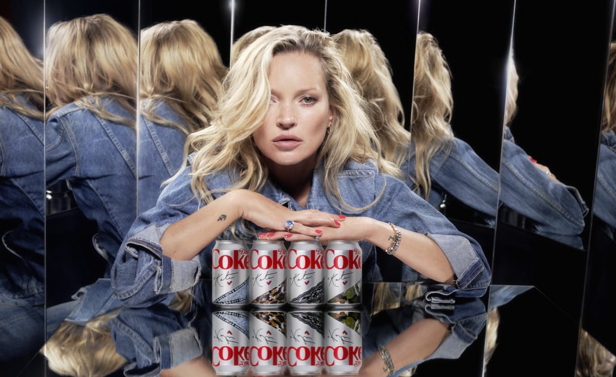 Πώς η συνεργασία της Diet Coke και Kate Moss ενισχύει την πιστότητα του κοινού της